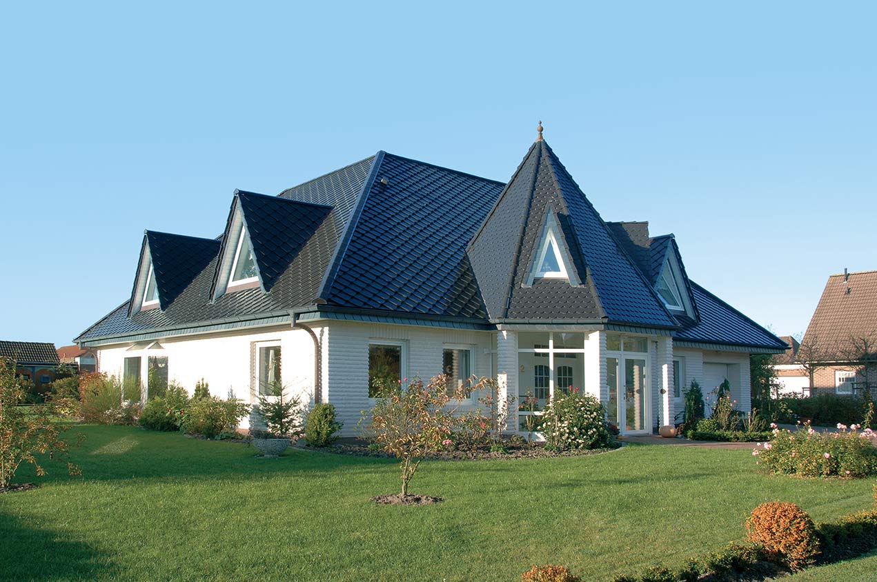 Haus nach Dachsanierung mit Braas Smaragd Dachziegel in schwarz